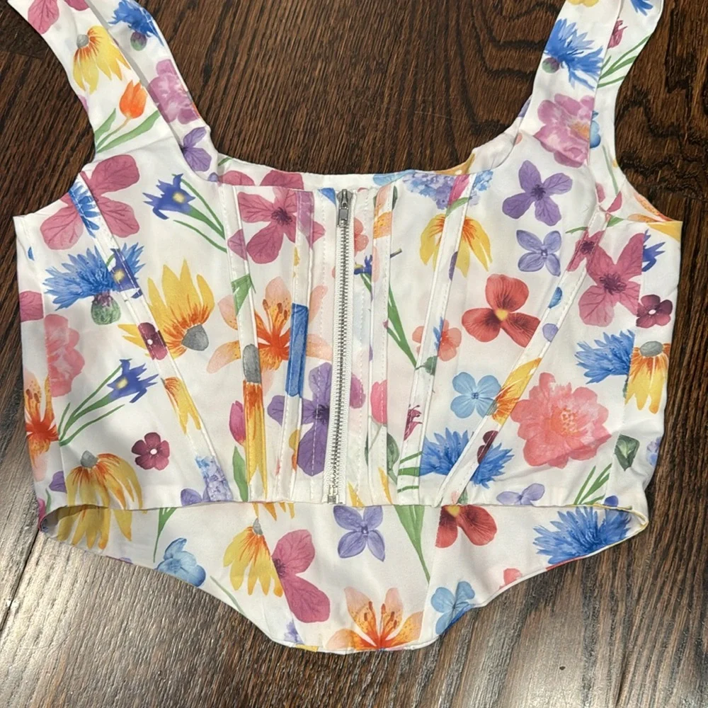 **NWOT** Floral Crop Top - Picture 3 of 5
